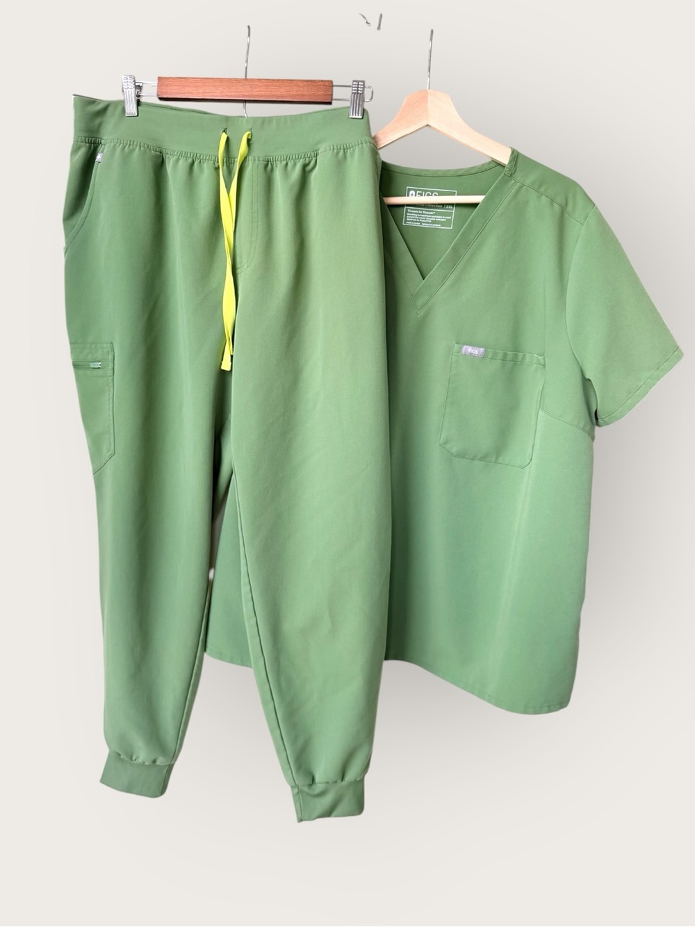Figs SET Catarina Scrub Top (3XL) and Zamora Jogger Bottoms (XXL) Fern Green